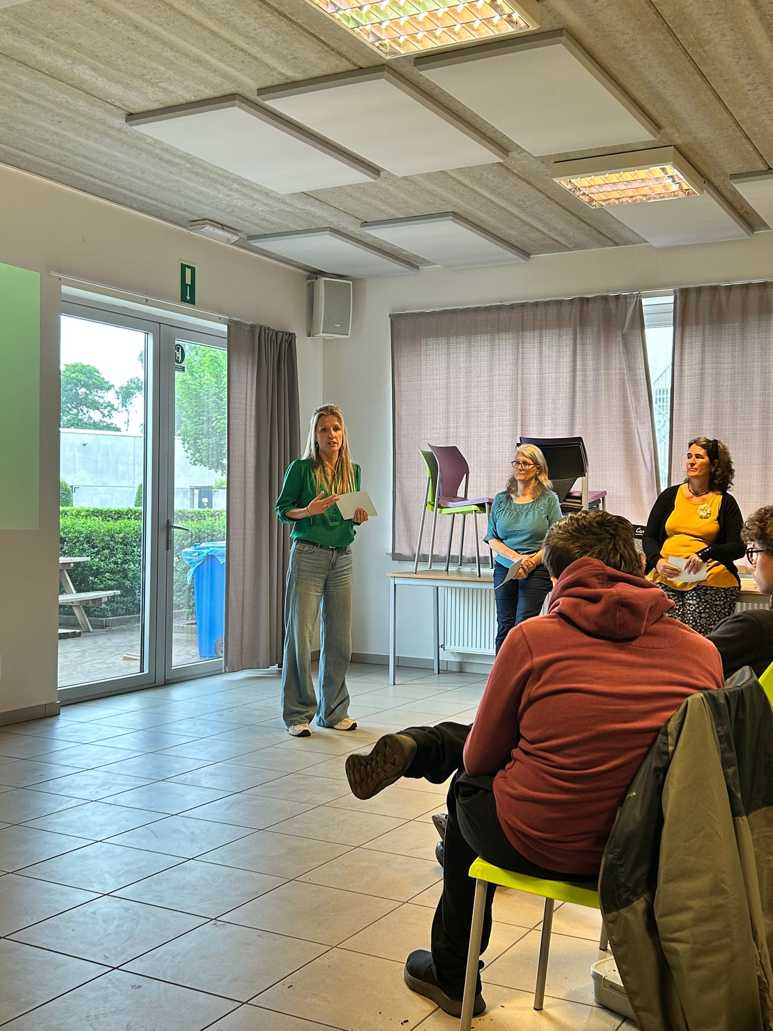 Hanne tijdens een praktische opleiding met een groep deelnemers