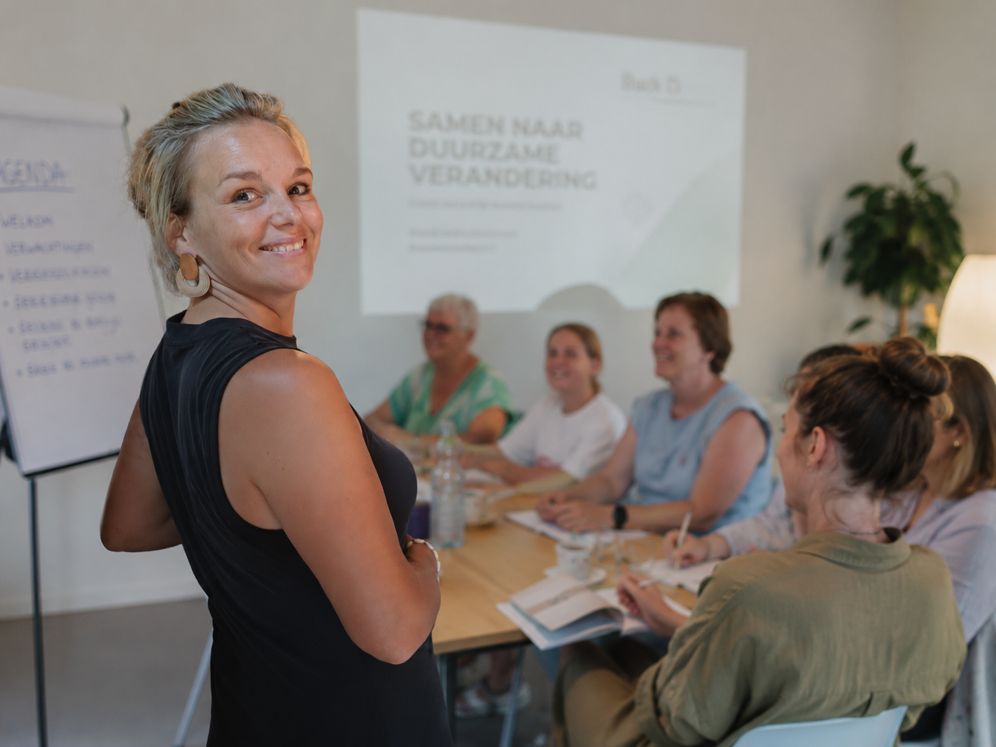 Hanne tijdens een praktische opleiding voor een groep deelnemers