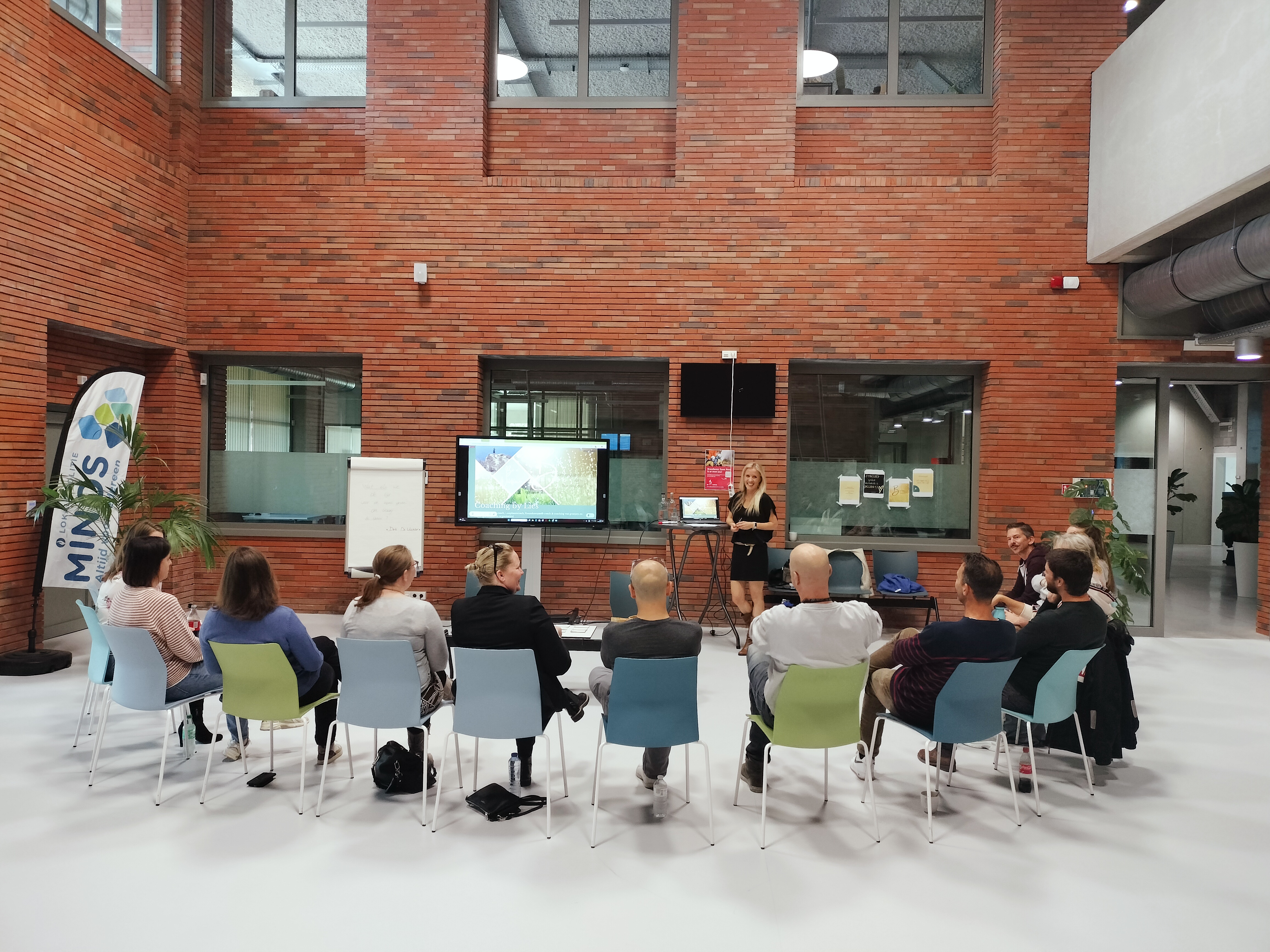 Trainer tijdens een Back-in opleiding met een groep deelnemers