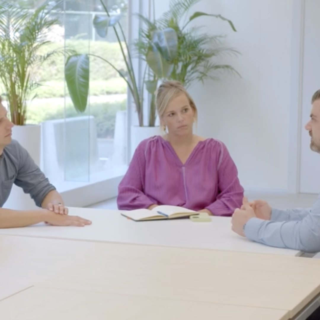 Hanne in overleg over de ondersteuning van Back-in