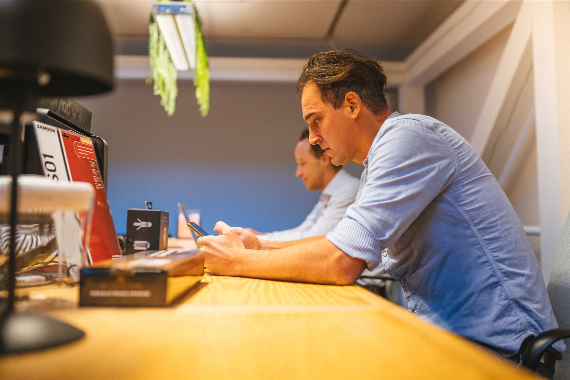 Medewerker in een werkomgeving met aandacht voor stress- en burn-outpreventie