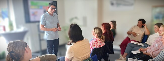 Lieven tijdens een training met een groep deelnemers