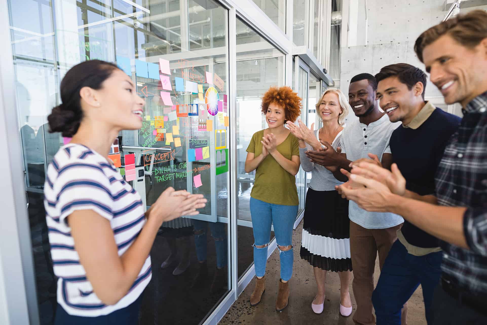happy-business-people-applauding-9VH7TZS-Back-iN Mensen ontvangen