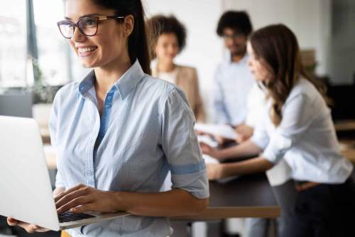 successful-business-group-of-people-at-work-in-MLV32HC__Back-iN Business vrouw